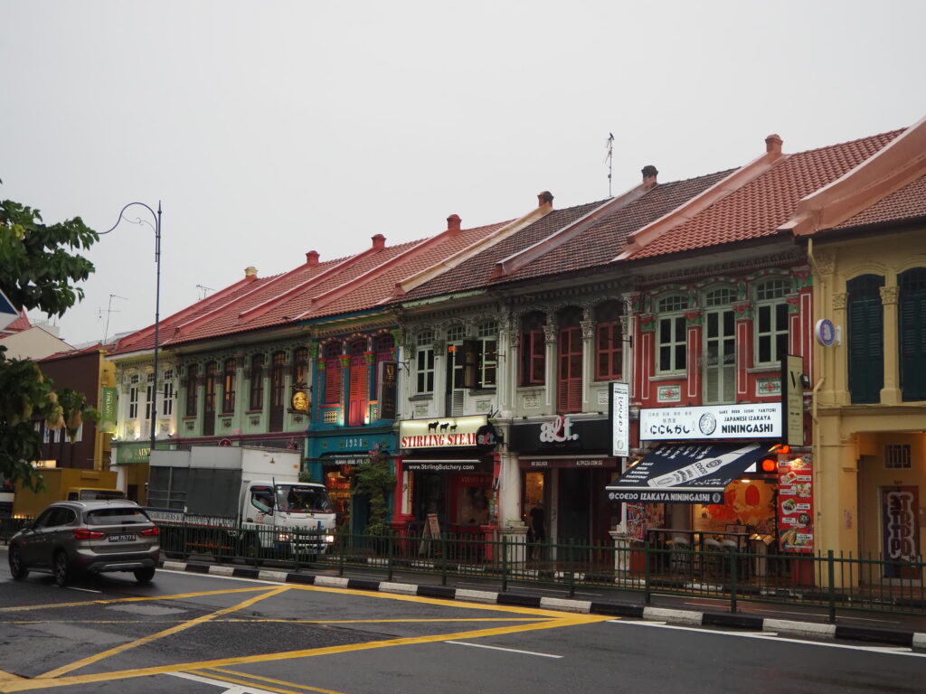 これもホテルの近く。シンガポールらしい町並みが見れてテンションが上がりますね!色合いがなんかかわいい